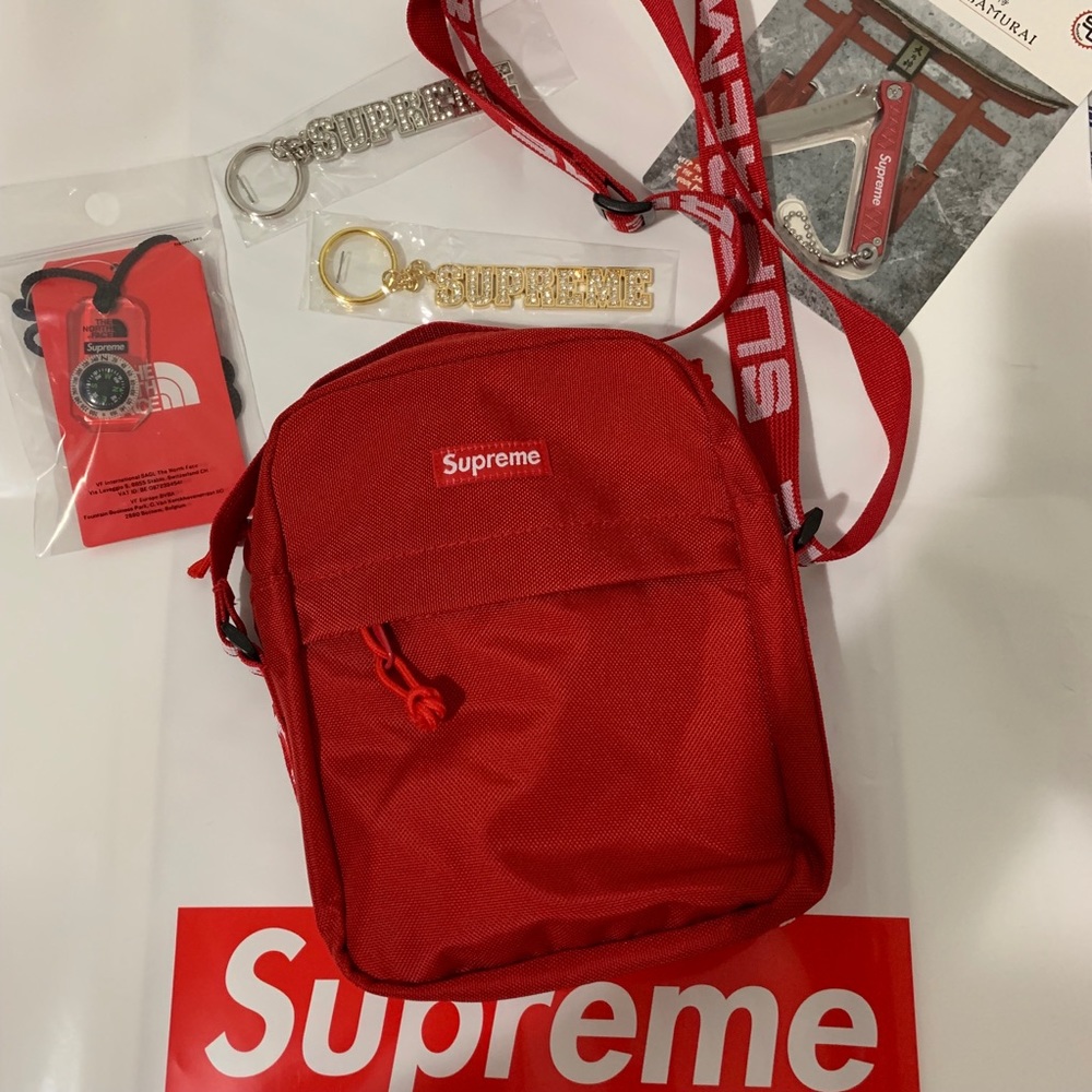 SOLD~ Supreme shoulder bag ss18